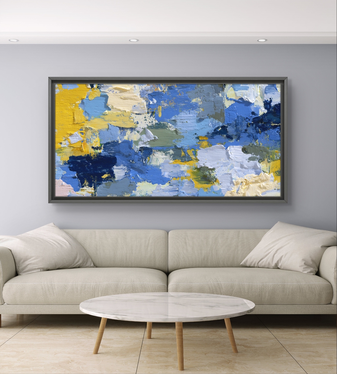 תמונת קנבס אבסטרקטית לרוחב בגווני כחול וצהוב עם שכבות צבע ותנועת מכחול מודרנית