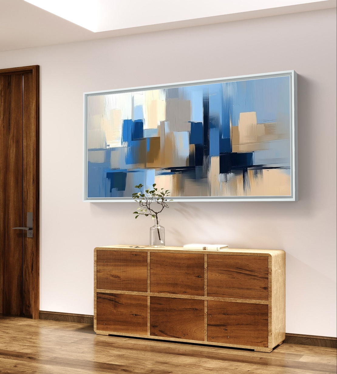 תמונת קנבס לרוחב בעיצוב אבסטרקטי עם מריחות צבע בגווני כחול, שמנת וחול, בסגנון מודרני ורגוע