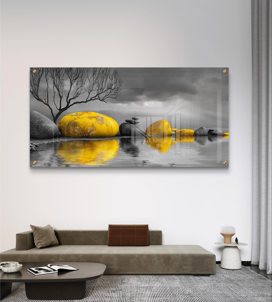 תמונת זכוכית רוחבית של אבנים מוזהבות מעל מים עם רקע אפור דרמטי – תכשיט לבית
