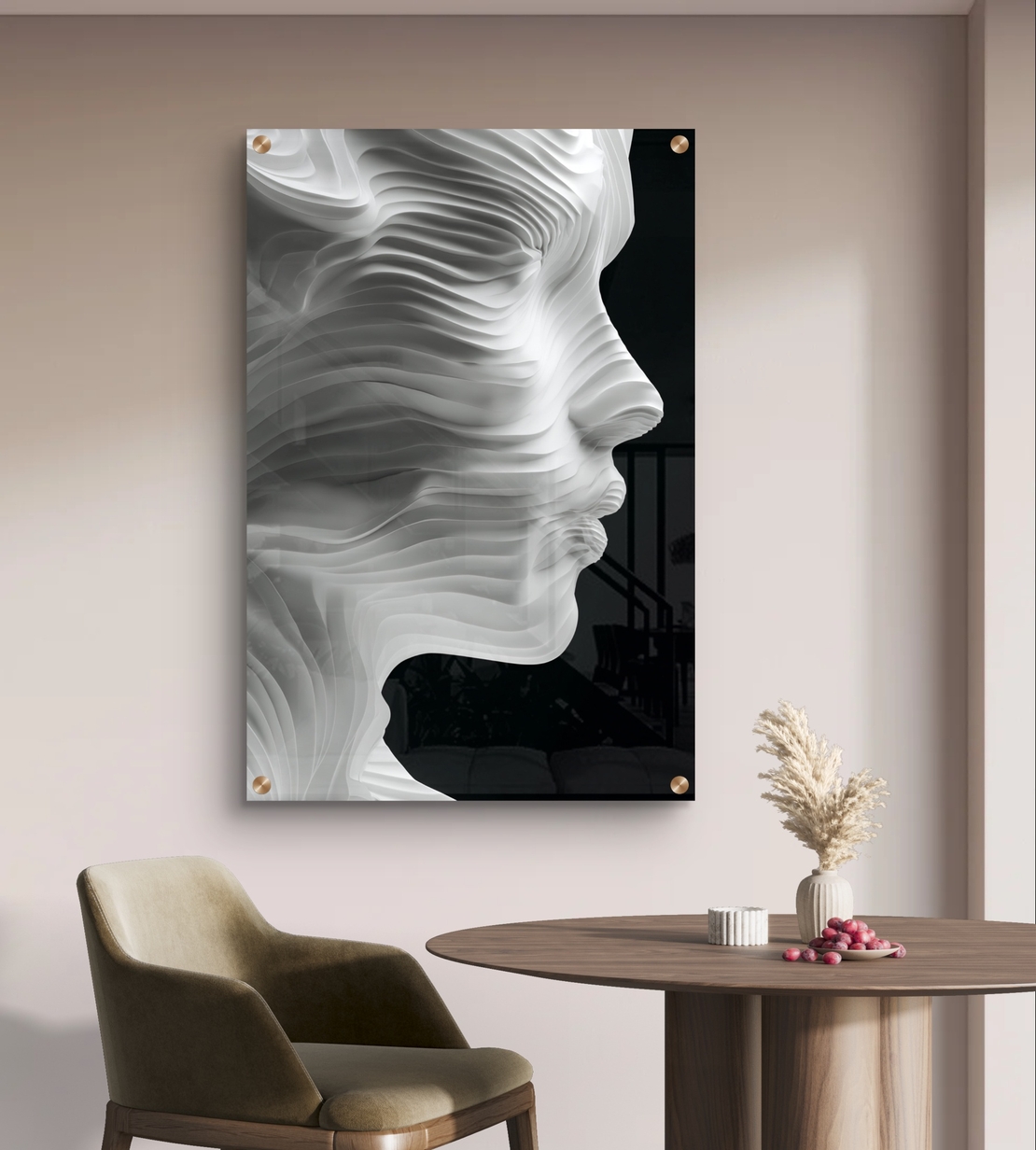 תמונת זכוכית בהדפסה חלקה של דיוקן נשי מופשט בפרופיל, עשוי שכבות גליות בגווני לבן, אפור ושחור.
