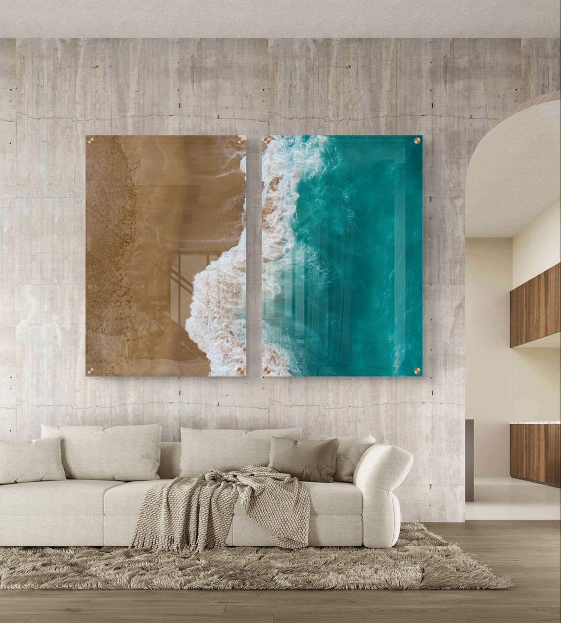 זוג תמונות זכוכית במבט על של חוף וים, מפגש בין חול חמים למים טורקיזיים בעיצוב מודרני ורגוע לקיר הבית