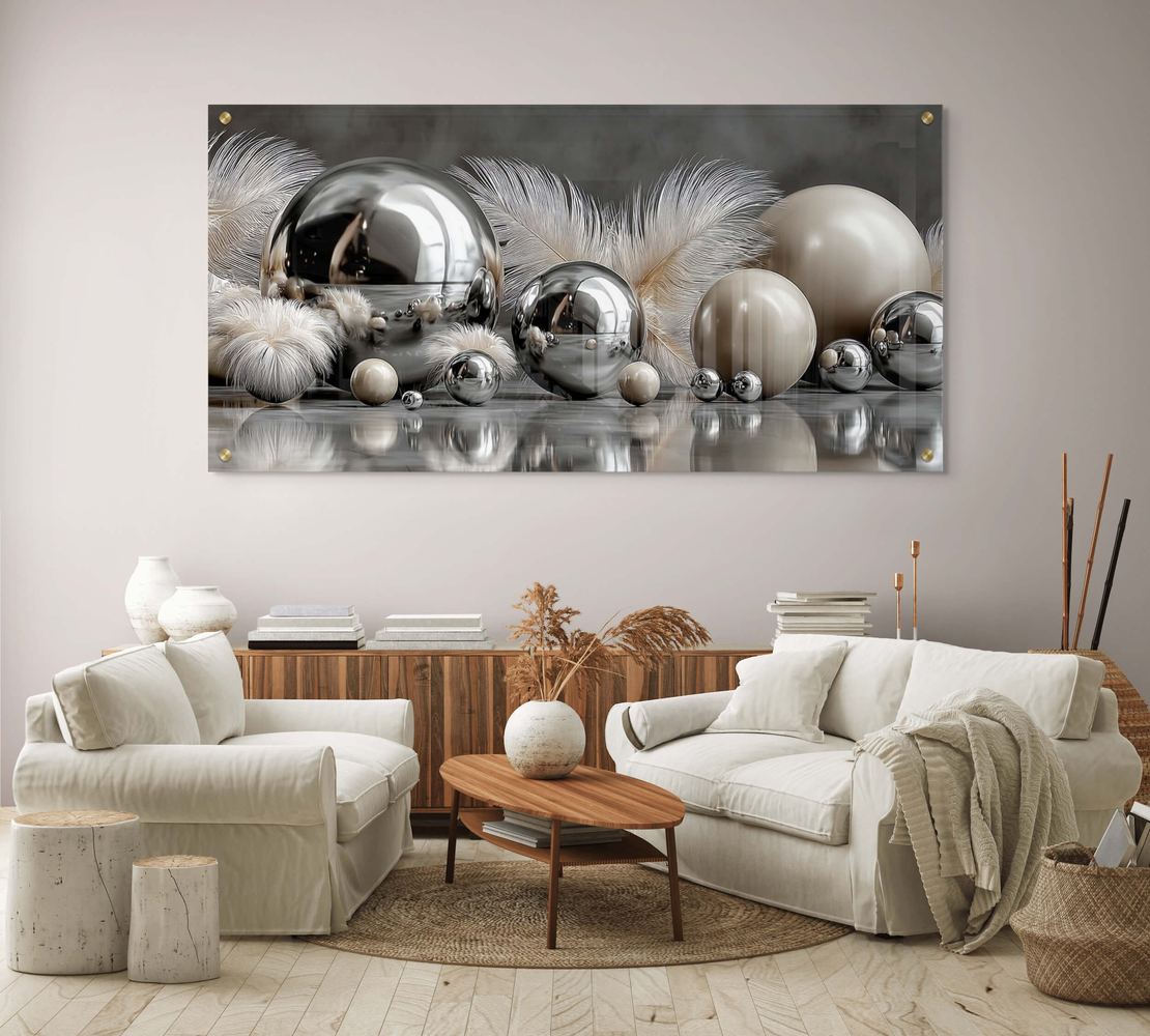תמונת זכוכית לרוחב עם כדורי מתכת מבריקים ונוצות בגווני כסף ושמנת, בעיצוב יוקרתי ומודרני מתוך קולקציית תכשיט לבית.