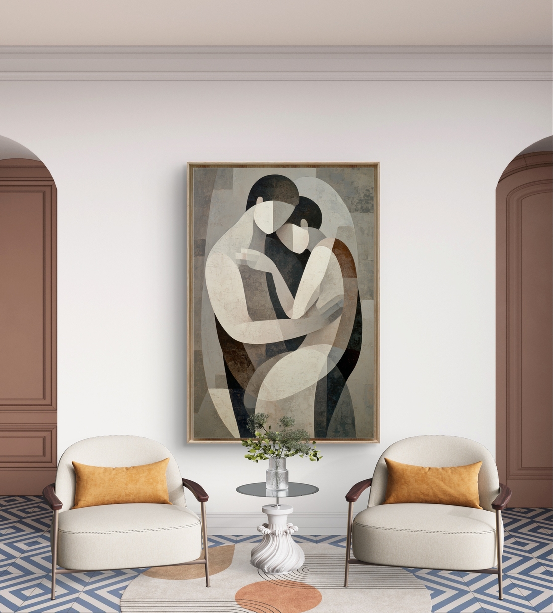 תמונת קנבס עם זוג דמויות מופשטות בחיבוק עדין בגווני שמנת, אפור וחום בעיצוב רגוע ואלגנטי