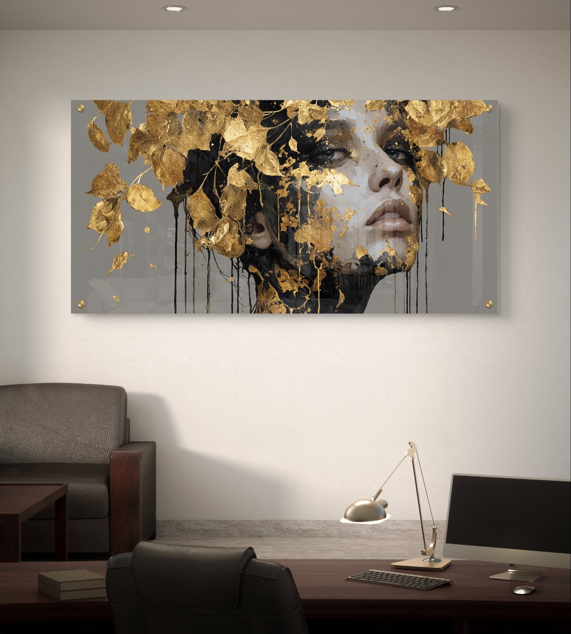 תמונת זכוכית בהדפסה חלקה של דיוקן נשי אומנותי עם עלי זהב דרמטיים בגווני שחור, אפור וזהב, בעיצוב יוקרתי ומודרני.
