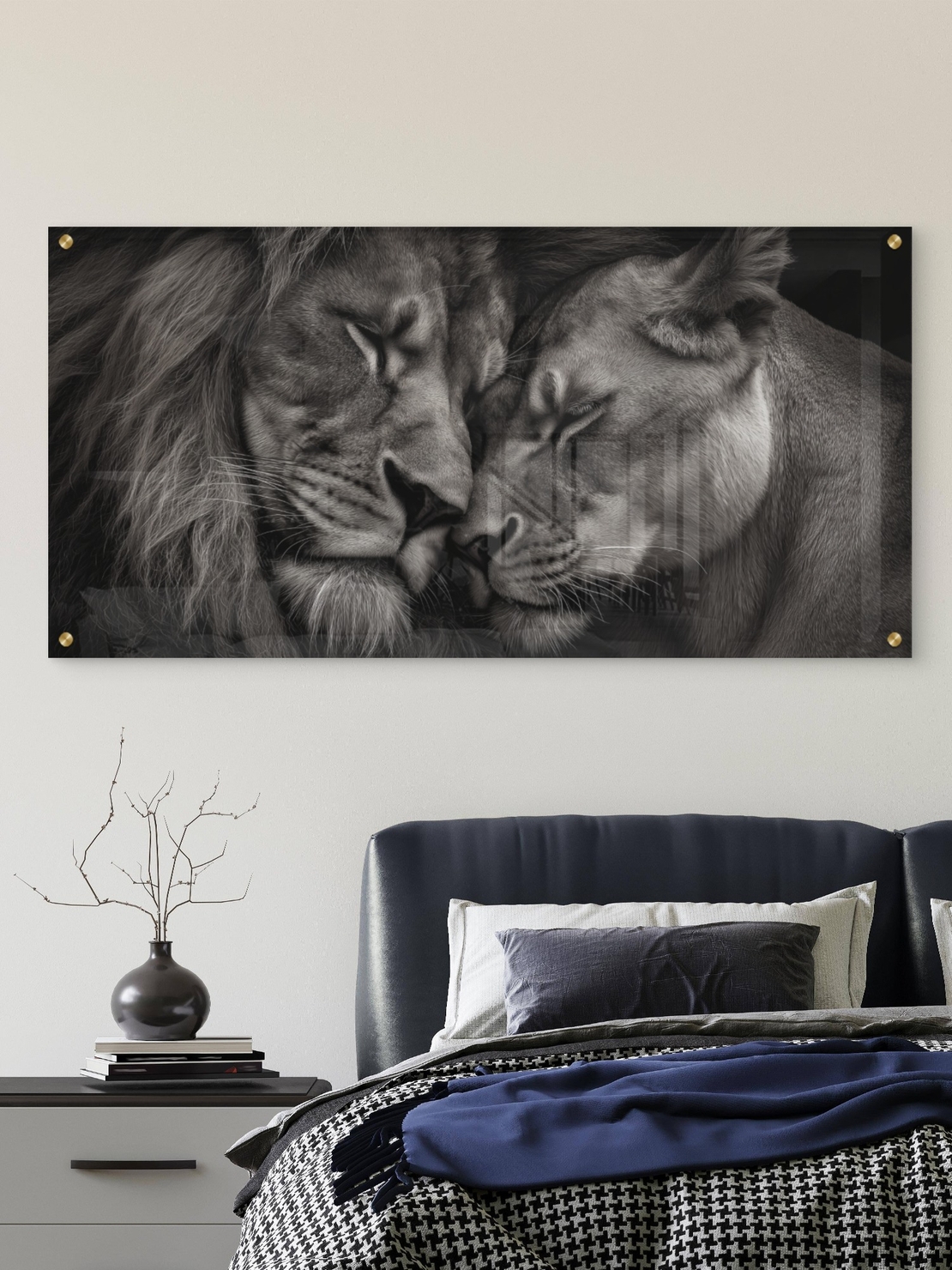 תמונת זכוכית לרוחב של זוג אריות עם ראשיהם צמודים ברגע אינטימי, בעיצוב מונוכרומטי יוקרתי – NEXTGEN BY BAR.