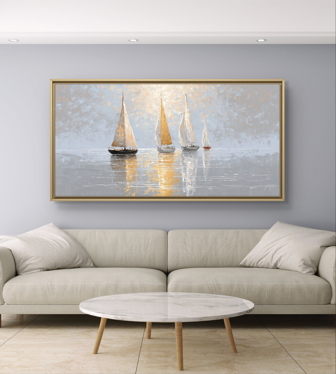 תמונת קנבס לרוחב עם סירות מפרש על ים שקט בגווני זהב, שמנת ואפור עם השתקפות עדינה במים