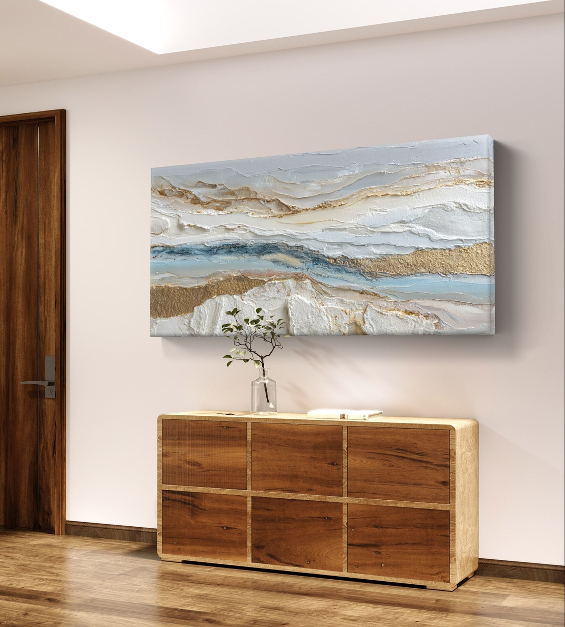 תמונת קנבס לרוחב בסגנון אבסטרקטי עם שכבות לבן ותכלת ונגיעות זהב לעיצוב סלון רגוע ויוקרתי