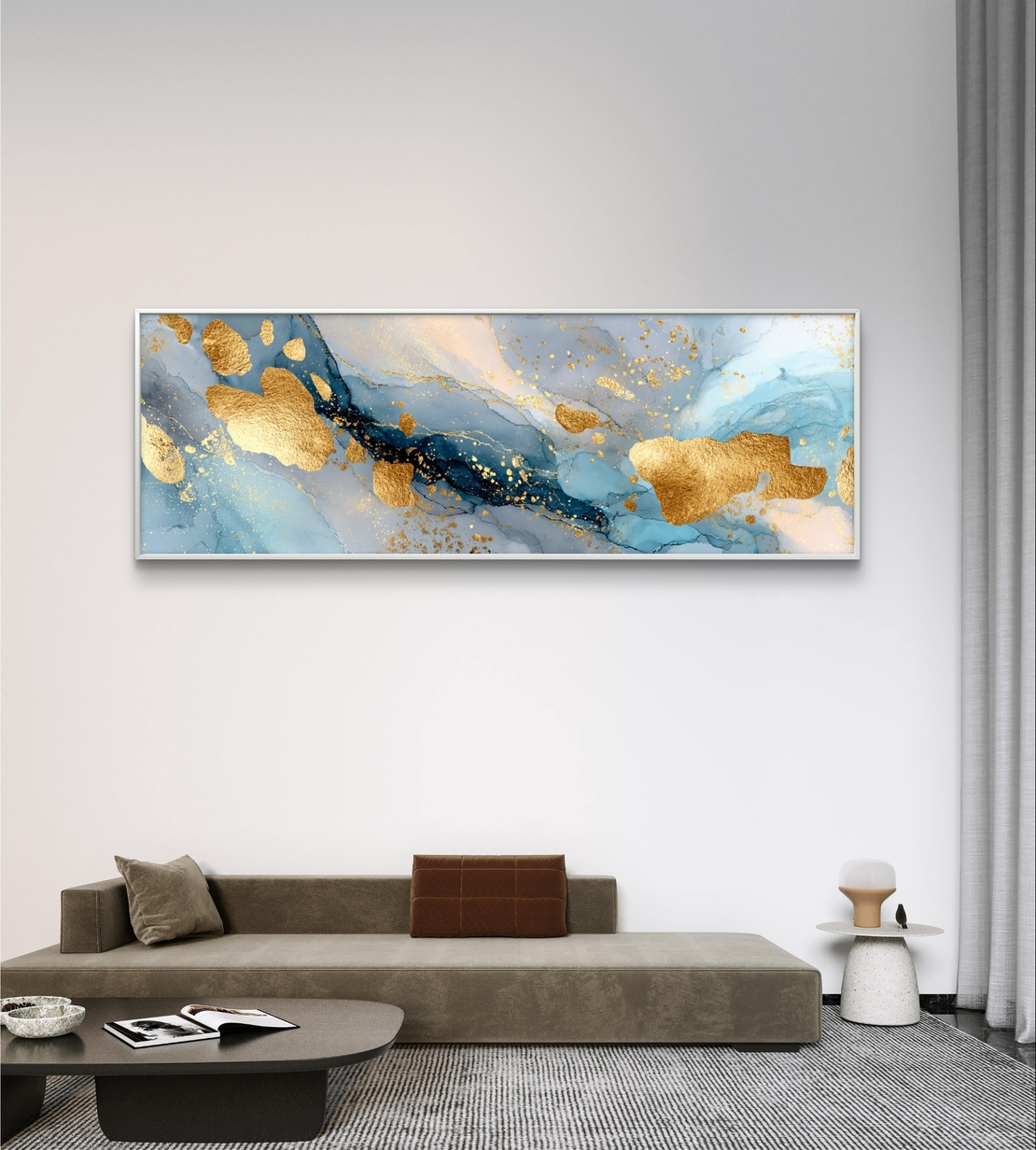 תמונת קנבס פנורמית בגווני כחול עם כתמי זהב בהדפסה חלקה – תכשיט לבית