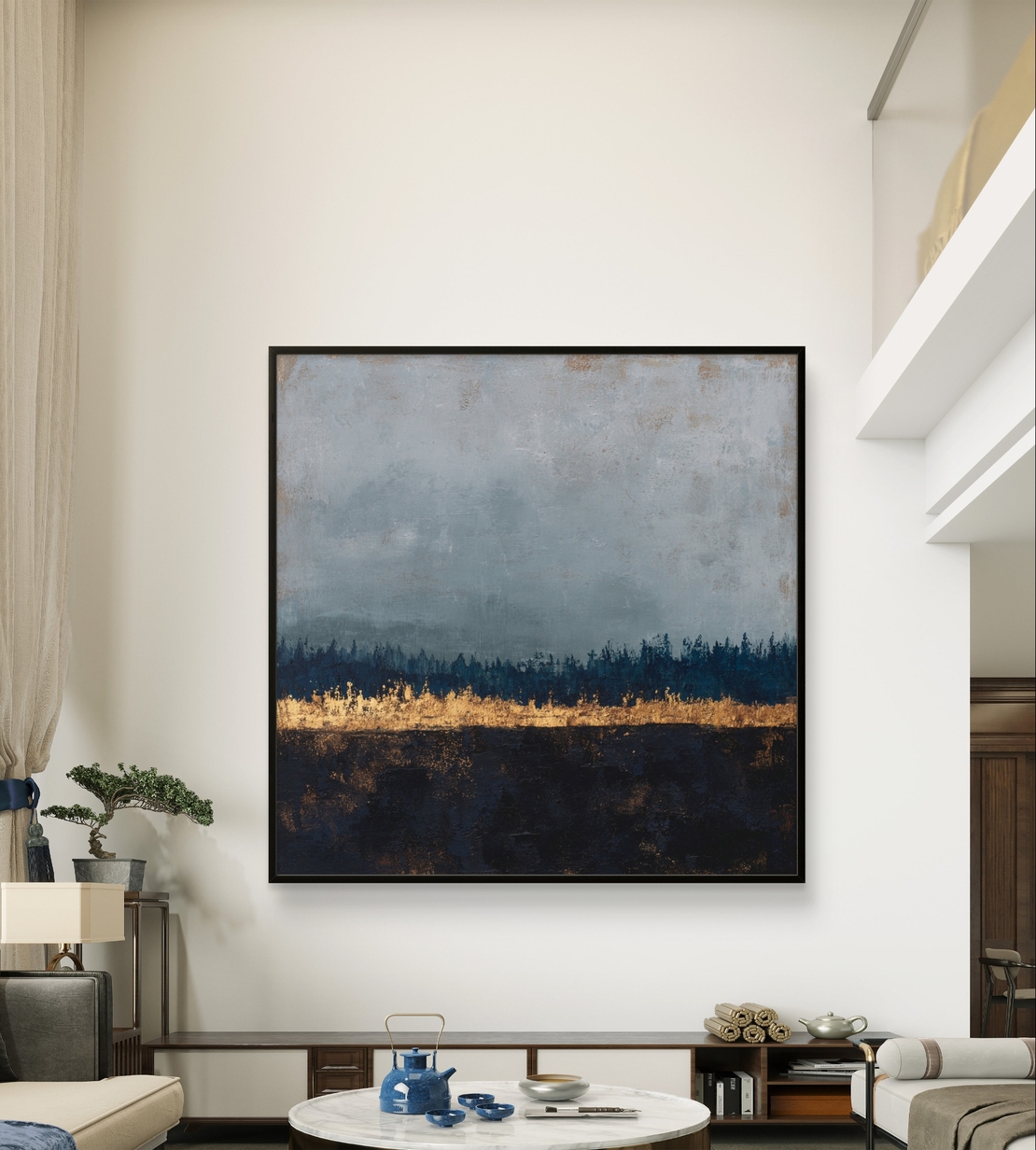 יצירת אמנות מופשטת בסגנון מודרני עם שמיים אפורים וקו זהב.