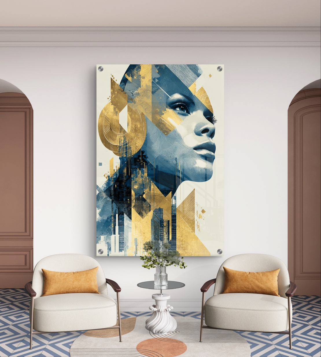 תמונת זכוכית עם דמות נשית בפרופיל, אלמנטים גאומטריים בגווני כחול וזהב ועיצוב מודרני ואלגנטי לקיר
