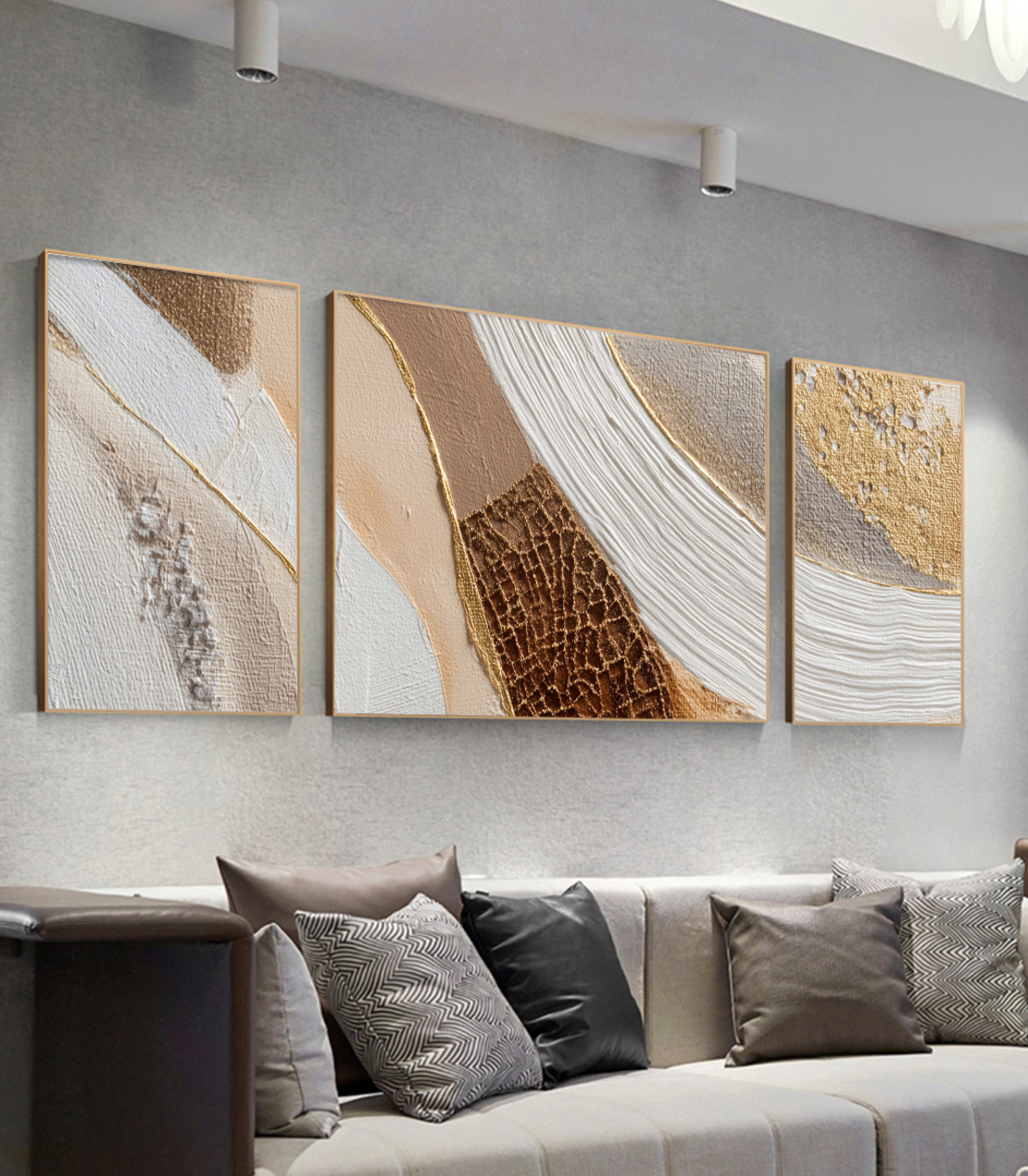 תמונת קנבס מחולקת בהדפסה חלקה בסגנון אבסטרקט בגווני קרם, חול וזהב, בעיצוב יוקרתי לקיר סלון.