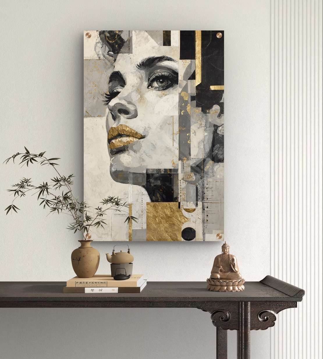 תמונת זכוכית בהדפסה חלקה של דיוקן נשי מודרני בגווני שחור, אפור ולבן עם נגיעות זהב יוקרתיות.