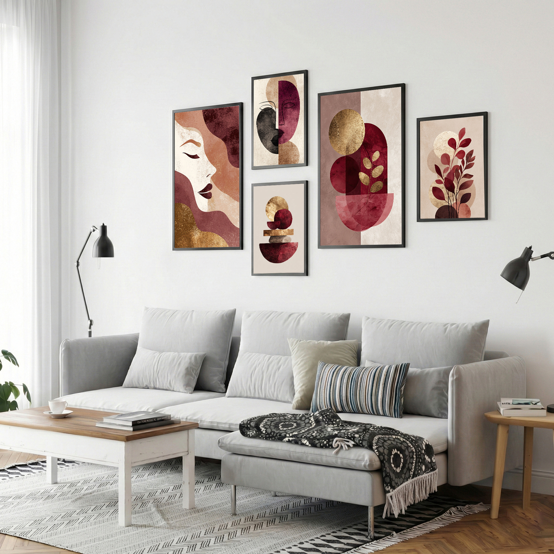 סט תמונות קנבס מודרני בגווני בורדו, ורוד וזהב עם דמויות נשיות וצורות גיאומטריות תלוי מעל ספה בהירה בסלון מעוצב.