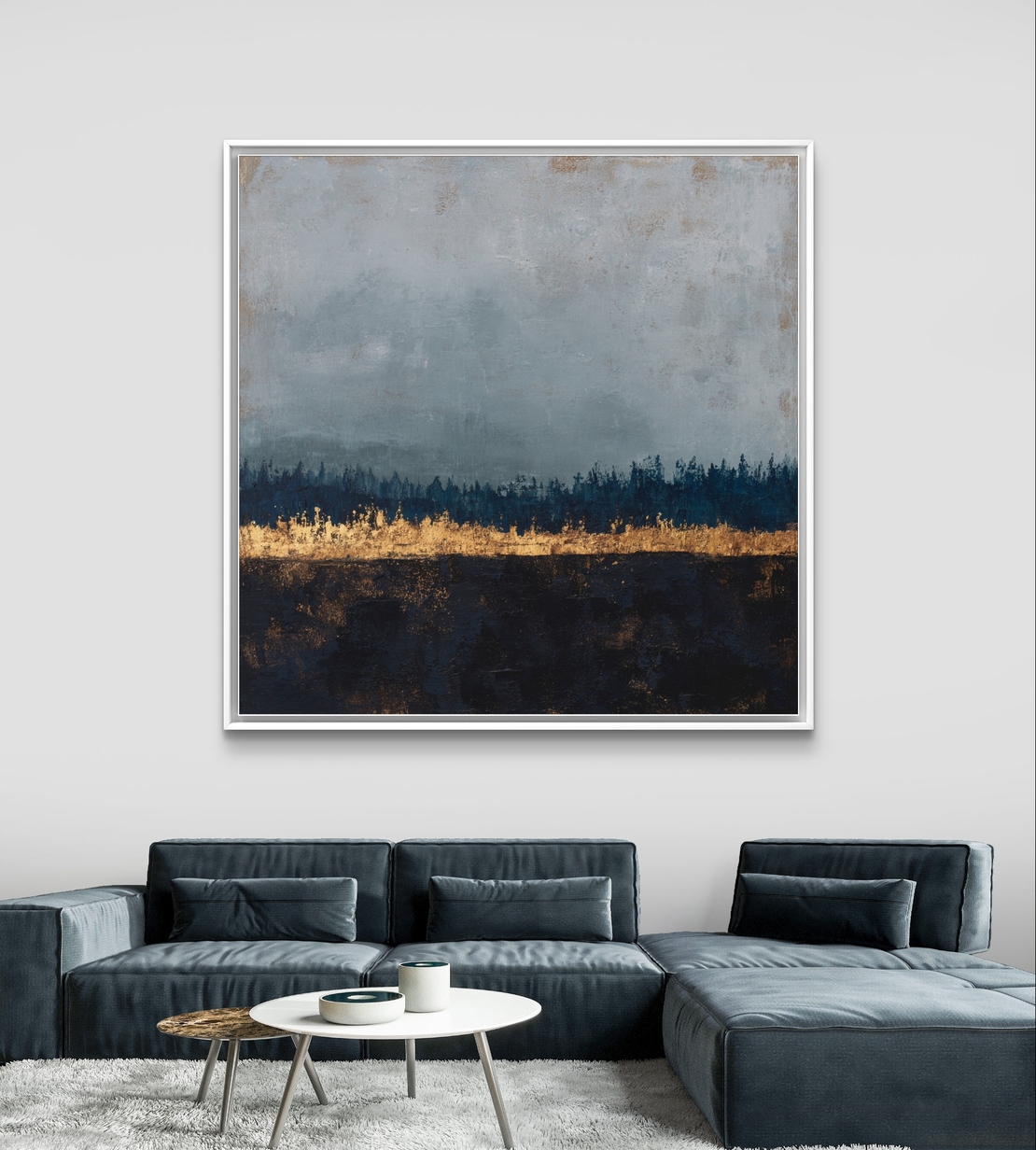 תמונת סלון יוקרתית בגוונים כהים עם נגיעה מוזהבת.