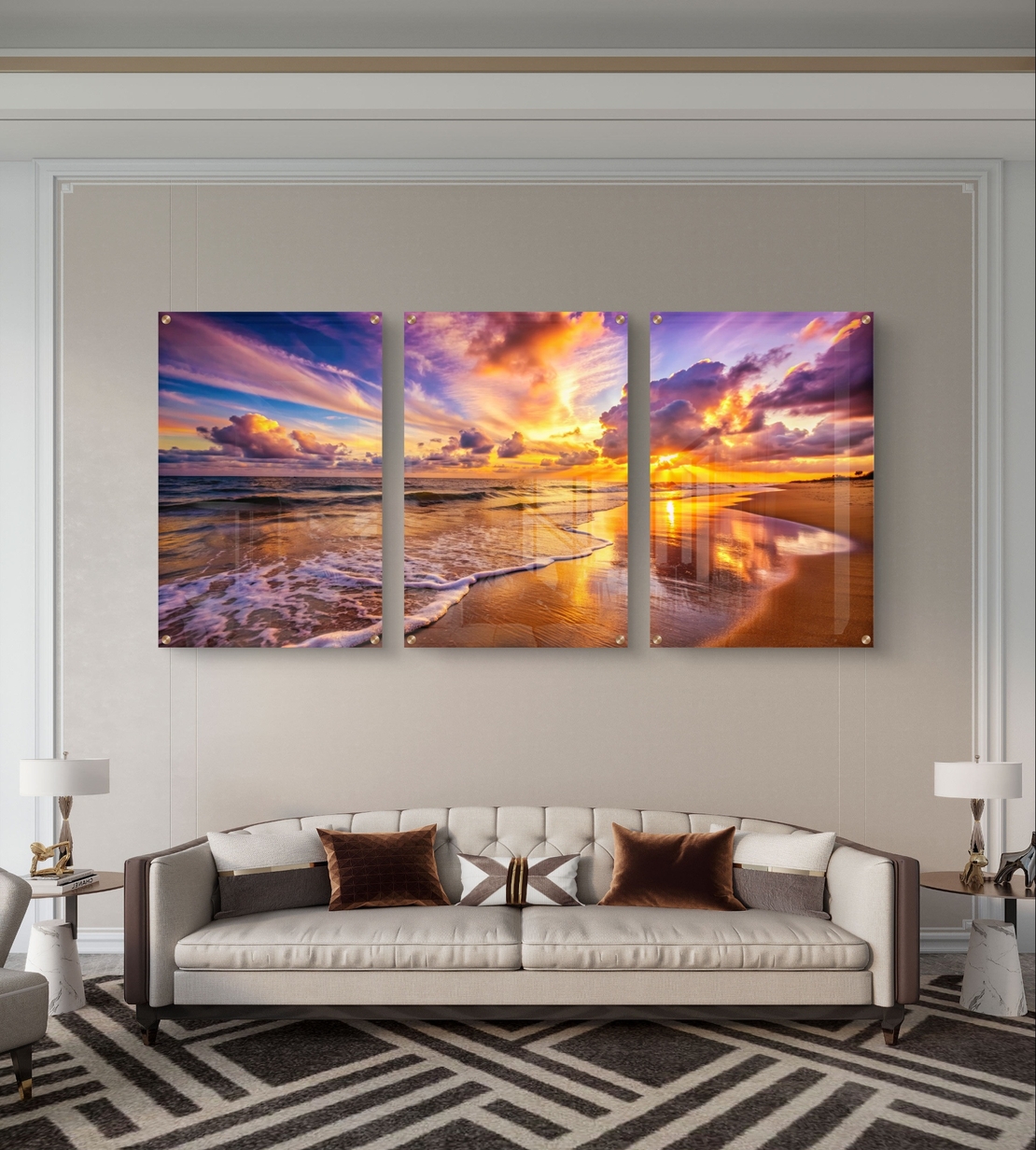 שלישיית תמונות זכוכית של חוף ים בשקיעה עם שמיים צבעוניים והשתקפות על החול, עיצוב יוקרתי לסלון