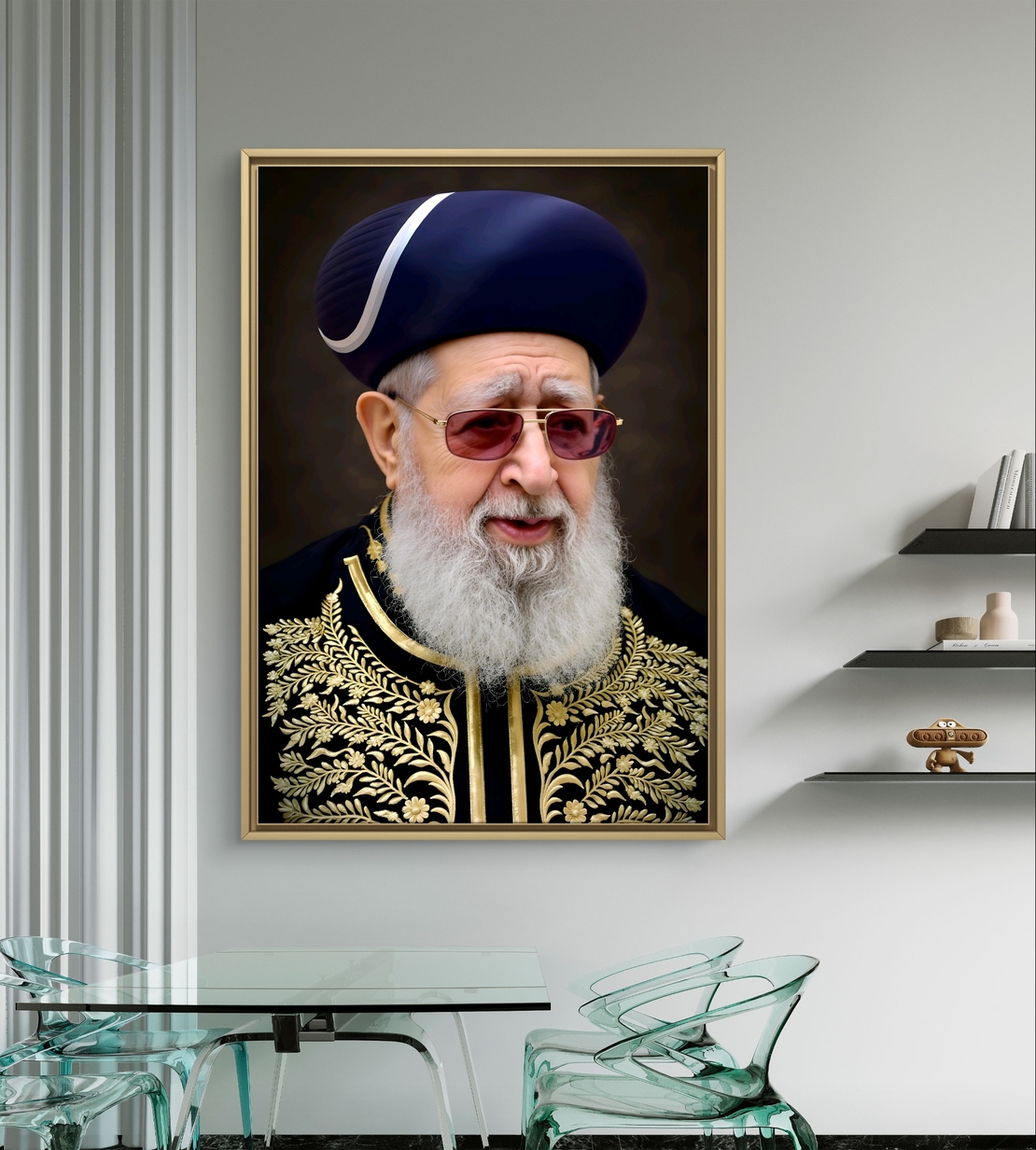 תמונת קנבס אומנותית של הרב עובדיה יוסף, עם מבט מלא חוכמה ויראת שמיים, בלבוש מסורתי מעוטר בזהב. תמונה מרהיבה המכניסה קדושה, תורה וברכה לכל בית וחלל יהודי.