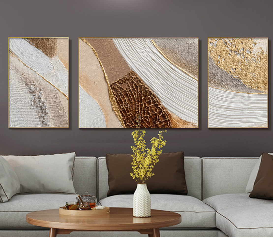תמונת קנבס מחולקת בהדפסה חלקה בסגנון אבסטרקט בגווני קרם, חול וזהב, בעיצוב יוקרתי לקיר סלון.