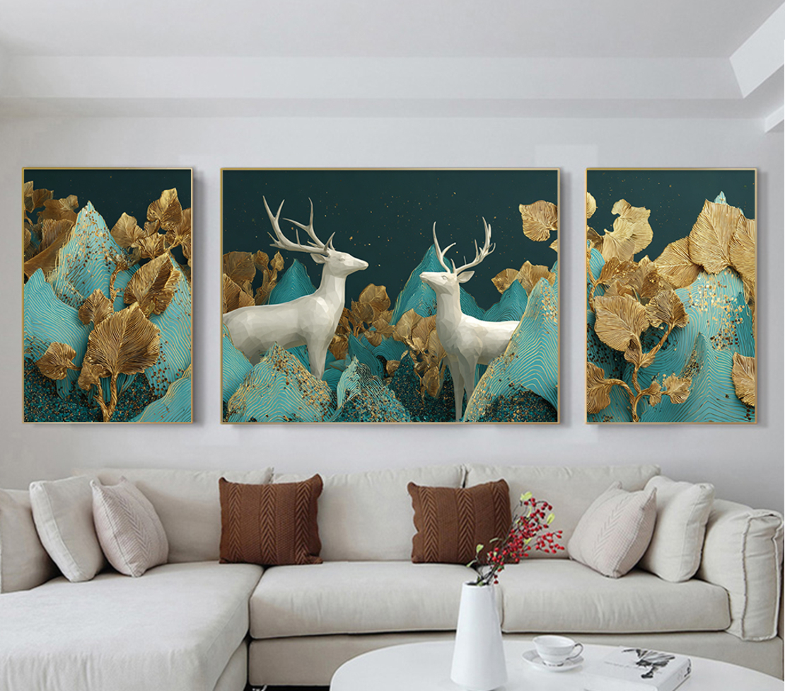 תמונת קנבס מחולקת בהדפסה חלקה של זוג איילים לבנים עם עלים מוזהבים על רקע טורקיז, בעיצוב יוקרתי לסלון.