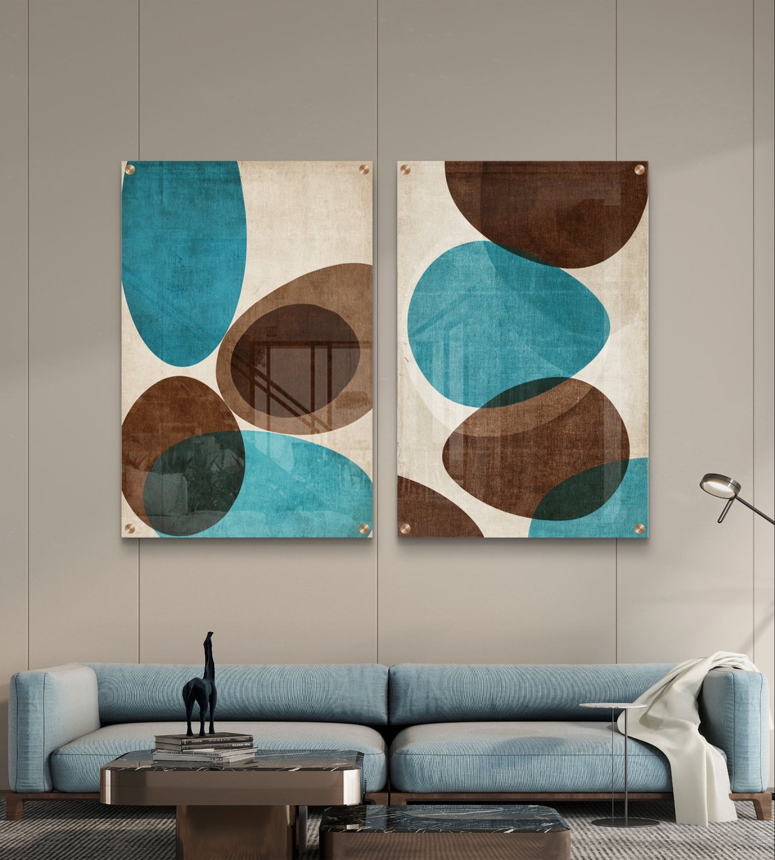 זוג תמונות זכוכית אבסטרקטיות עם צורות אורגניות בגווני טורקיז, חום ושמנת בעיצוב מודרני לבית