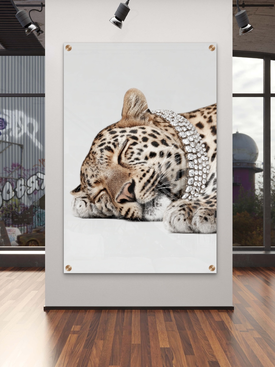 תמונת זכוכית של נמר ישן עם שרשרת יהלומים נוצצת בעיצוב יוקרתי מבית תכשיט לבית – NEXTGEN BY BAR