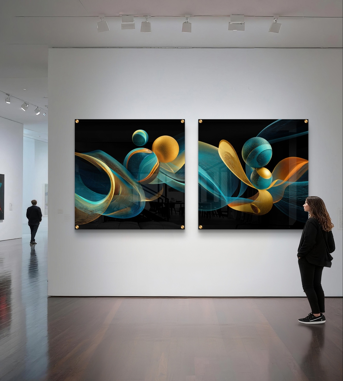 זוג תמונות זכוכית מרובעות בעיצוב אבסטרקטי עם קווים זורמים וכדורים בגווני טורקיז וזהב על רקע כהה.