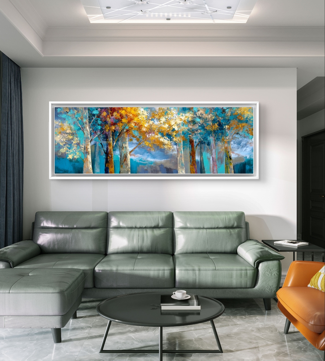 תמונת נוף מודרנית פנורמית עם עצים זהובים על רקע שמיים כחולים.