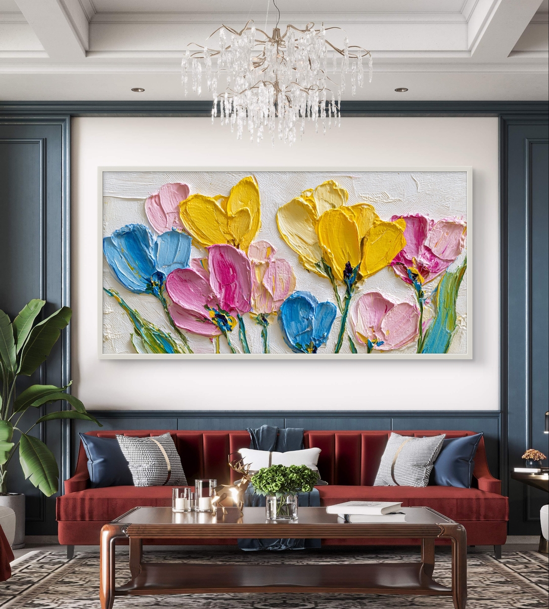 אמנות פרחונית לרוחב המכניסה צבע ואור לחלל הבית.