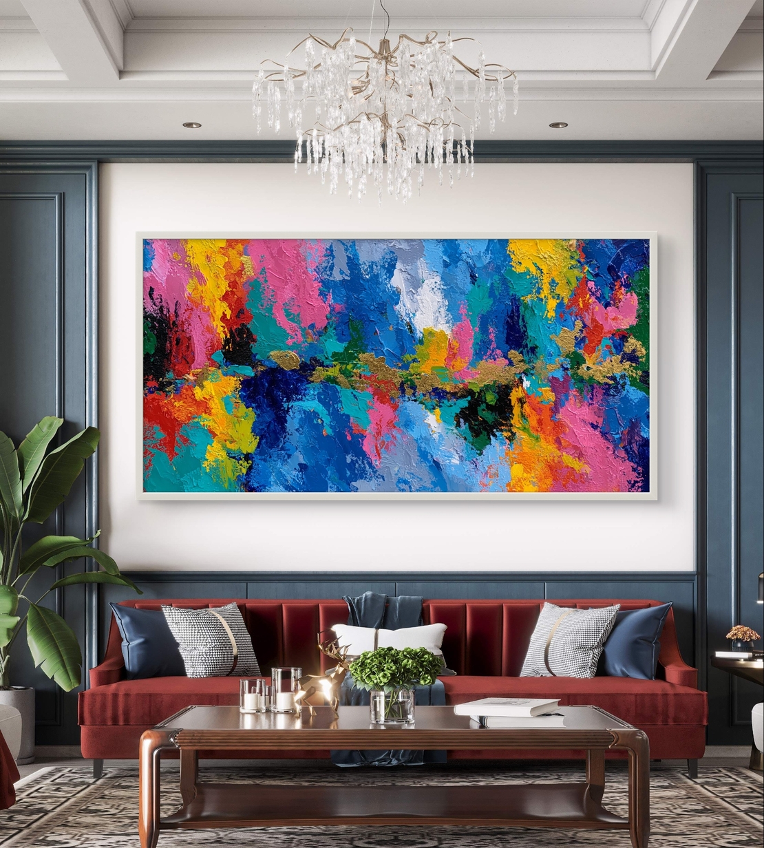 אמנות קיר מודרנית לרוחב עם שילוב צבעים חיים ונגיעות זהב.