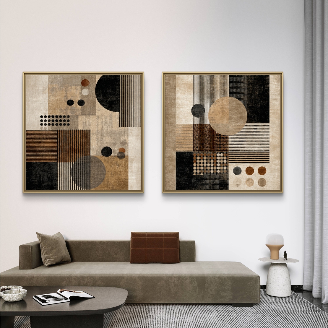 זוג תמונות קנבס מרובעות עם עיצוב גאומטרי בגווני שחור, חום ושמנת, בהדפסה חלקה ללא תבליט מקולקציית תכשיט לבית.