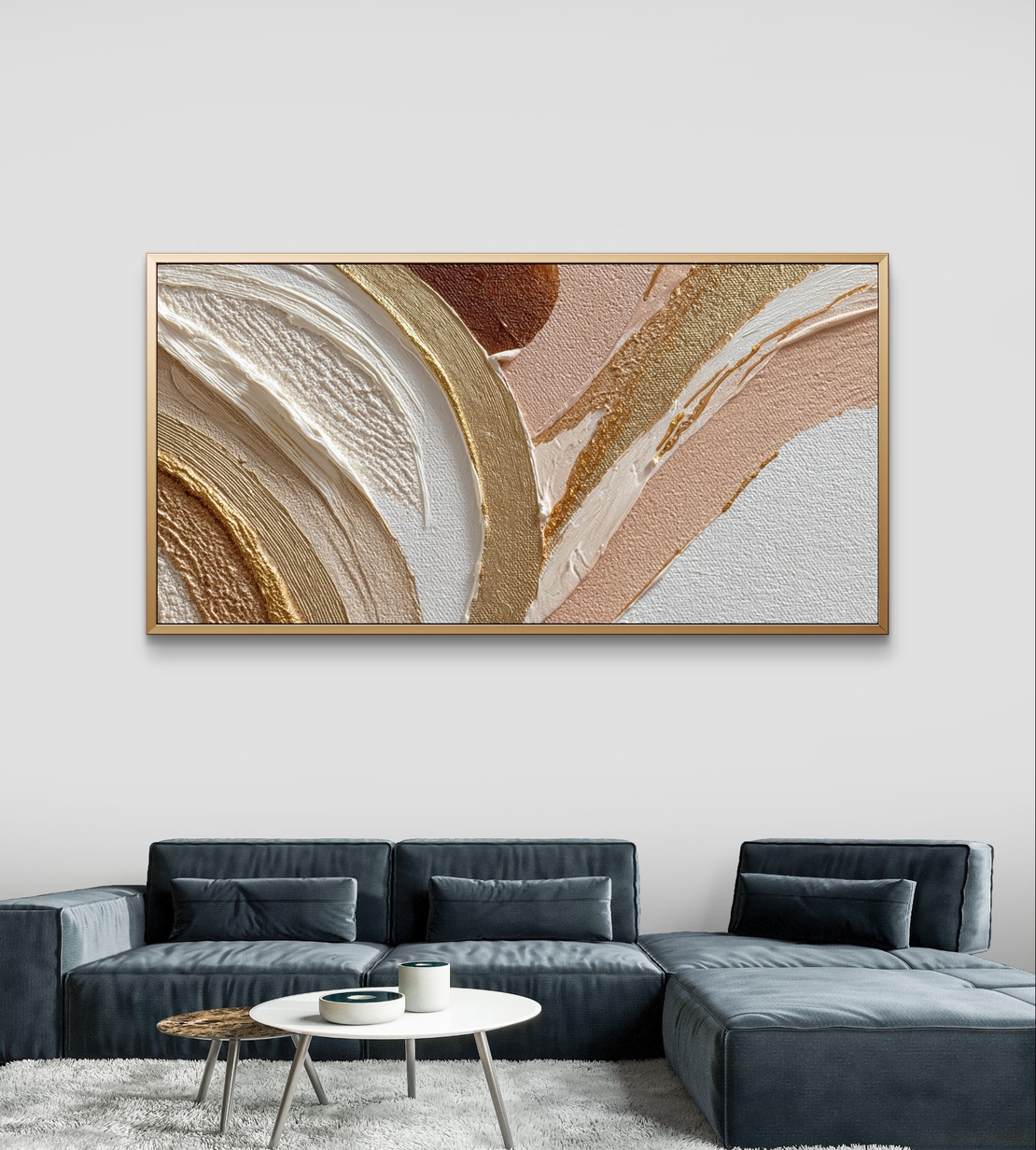 תמונת קנבס אבסטרקטית לרוחב בגווני שמנת, ורוד וזהב עם קווים זורמים ועיצוב אלגנטי