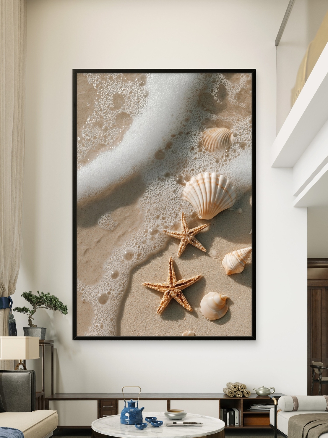 תמונת קנבס של חוף ים עם צדפים וכוכבי ים בגל קצף עדין – קולקציית NEXTGEN BY BAR