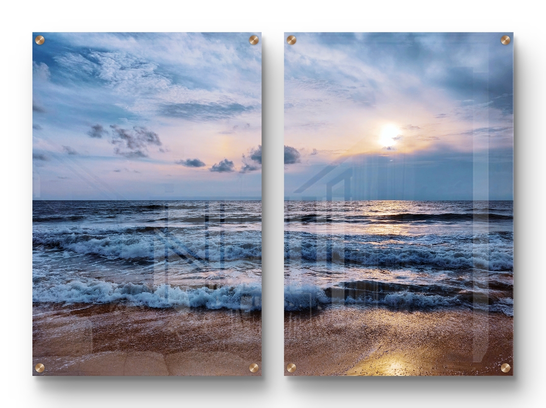 זוג תמונות זכוכית עם ים פתוח וגלים בתנועה עדינה, שמיים בהירים ועיצוב רגוע ואלגנטי לקיר הבית