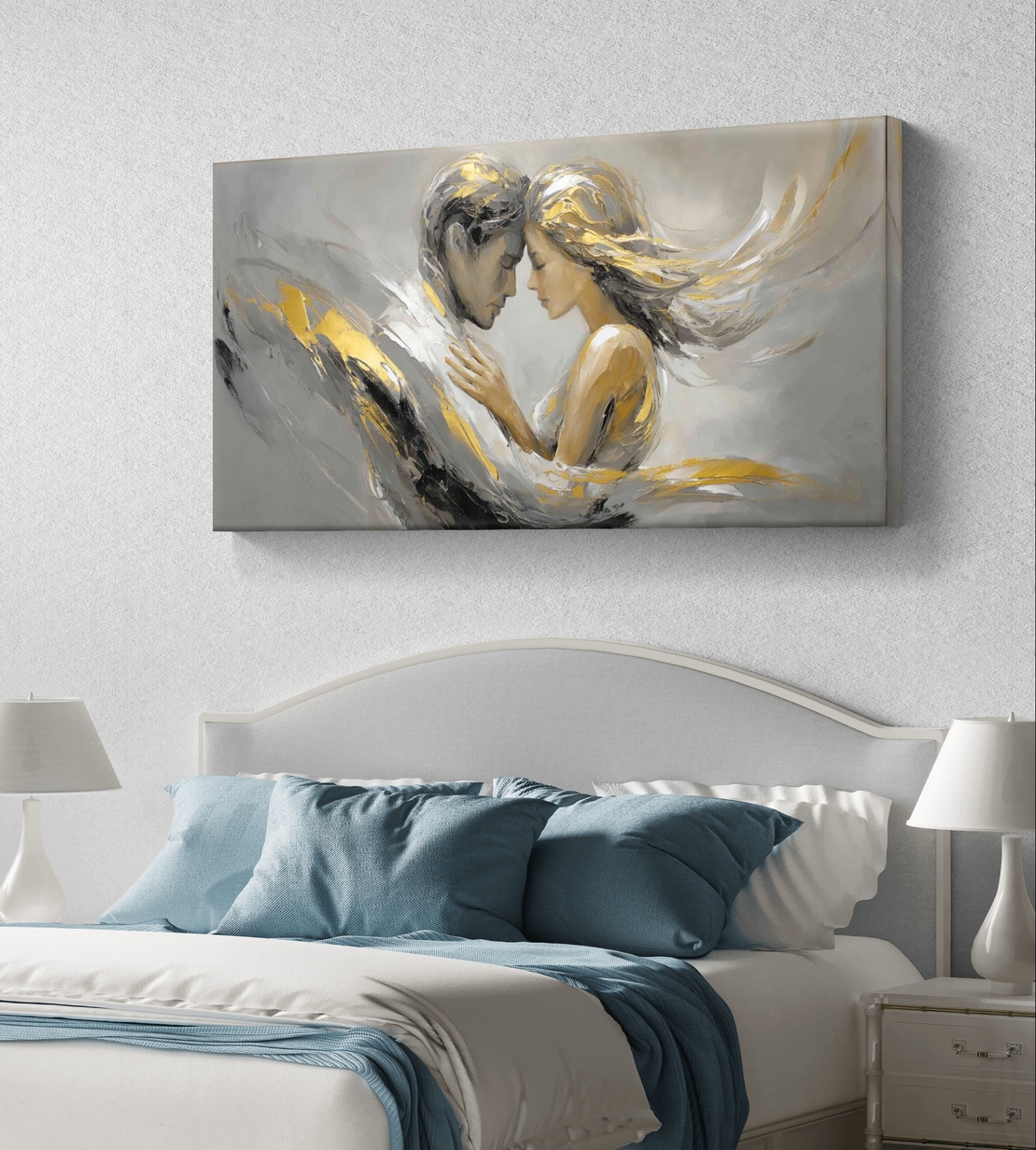תמונת קנבס זוג רומנטי באפור וזהב עם תנועת מכחול רכה ונגיעות מטאליות