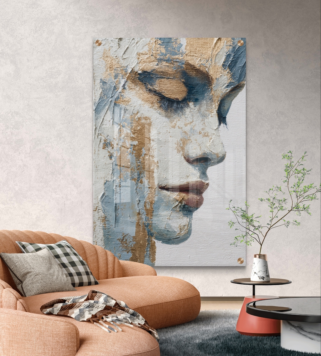 תמונת זכוכית פורטרט נשי בגווני תכלת ובז' עם הדפסה חלקה ללא תבליט – תכשיט לבית