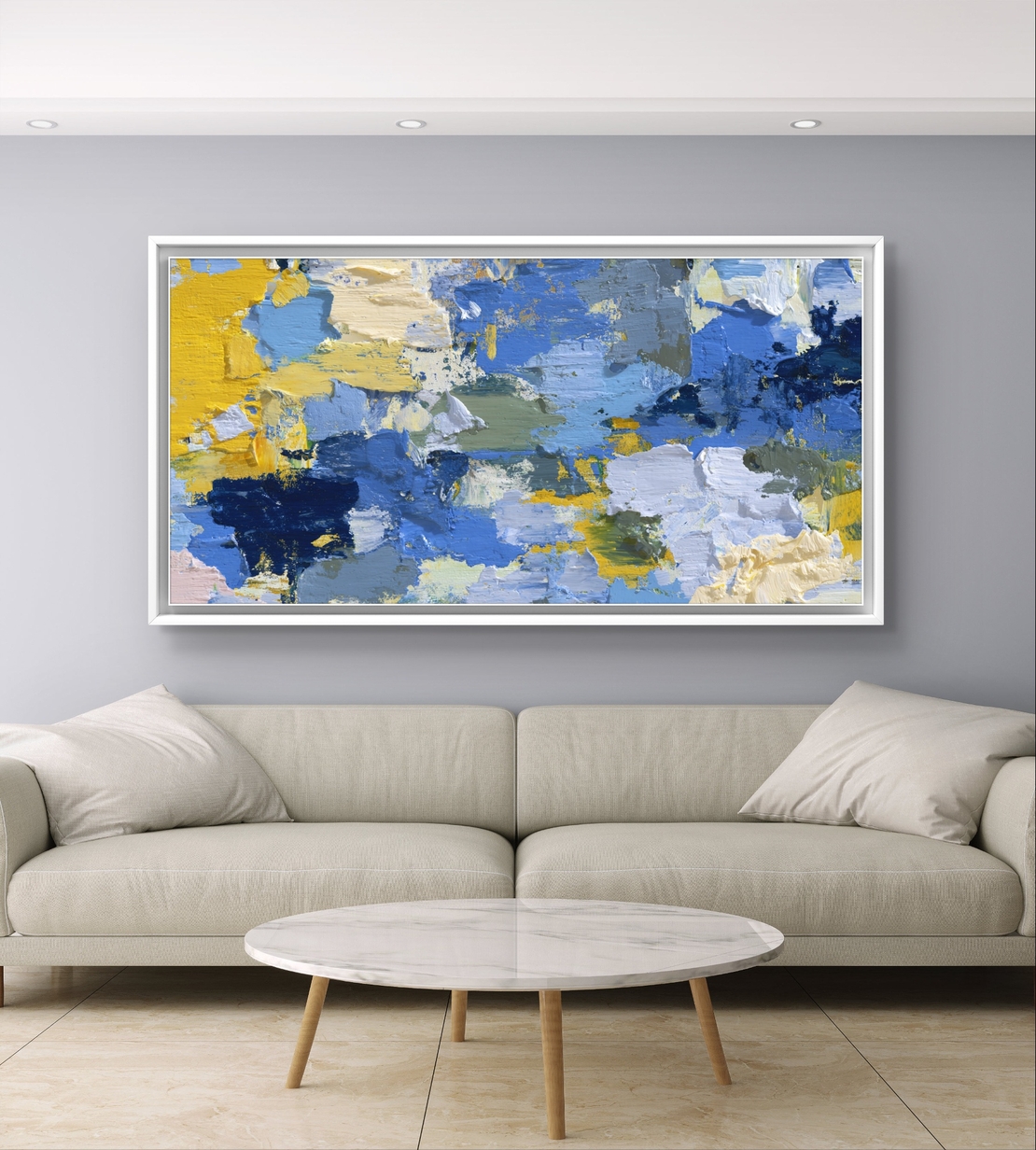 תמונת קנבס אבסטרקטית לרוחב בגווני כחול וצהוב עם שכבות צבע ותנועת מכחול מודרנית