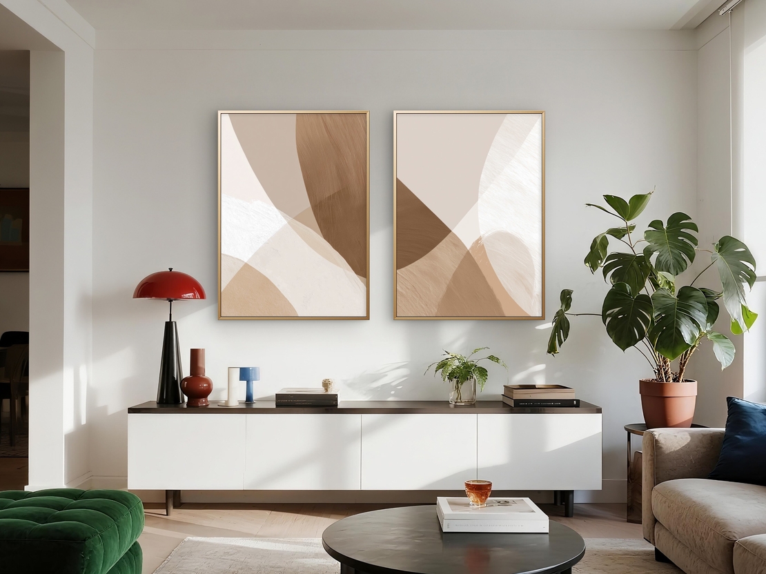 זוג תמונות קנבס בגווני בז׳, חום וקרם, בעיצוב מופשט עם קווים רכים והרמוניים, הדפסה חלקה ואיכותית מבית תכשיט לבית – NEXTGEN BY BAR.