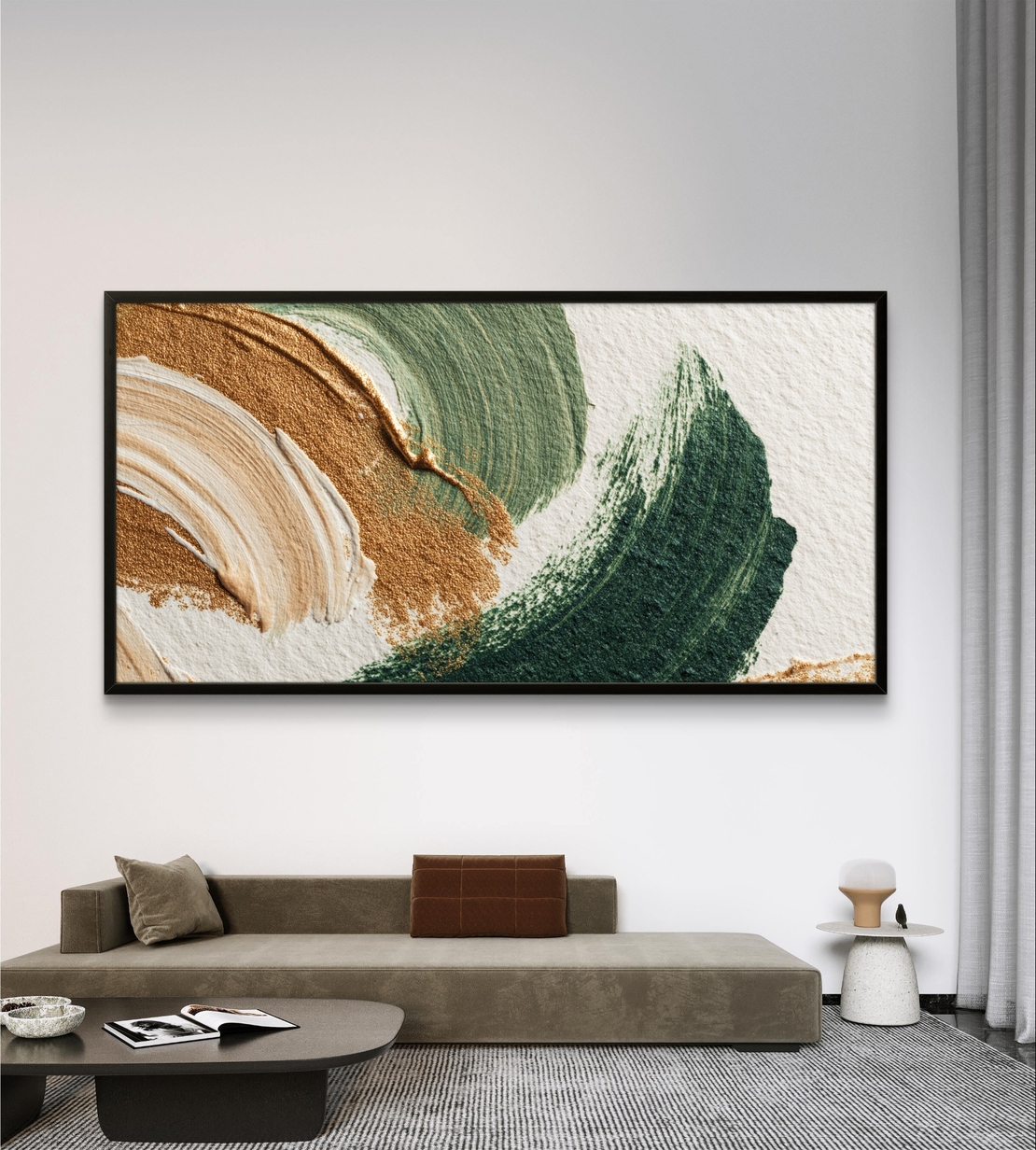 תמונת קנבס אבסטרקטית לרוחב בגווני ירוק, זהב ושמנת עם תנועות מכחול רכות בסגנון מודרני ויוקרתי
