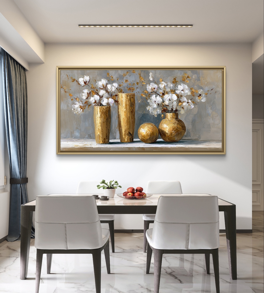 תמונת קיר יוקרתית עם אגרטלים זהב ופרחים לבנים בעיצוב נקי לסלון מודרני