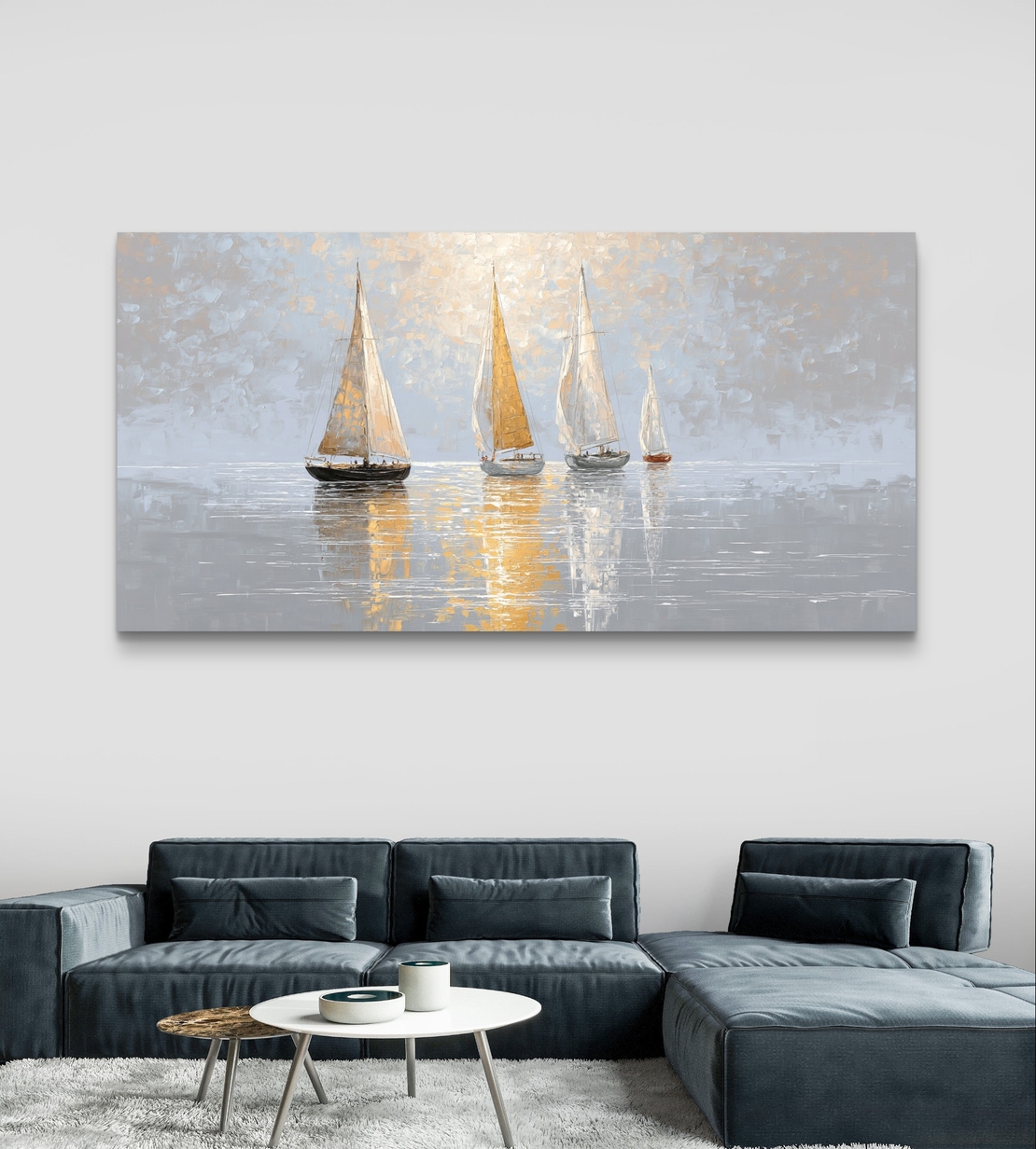 תמונת קנבס לרוחב עם סירות מפרש על ים שקט בגווני זהב, שמנת ואפור עם השתקפות עדינה במים