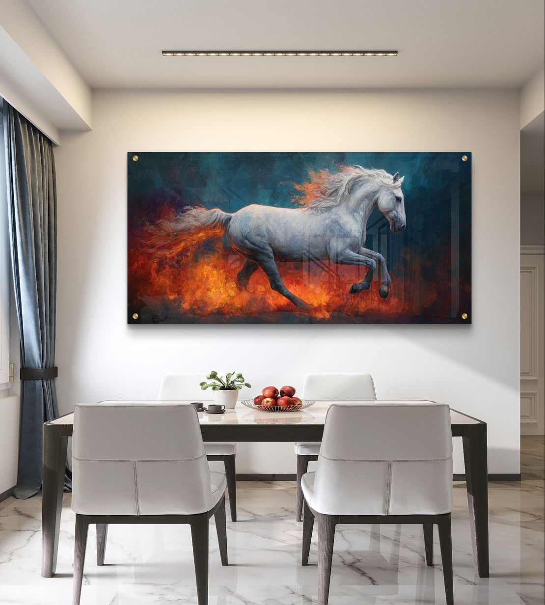 תמונת זכוכית בהדפסה חלקה של סוס לבן דוהר בין להבות אש, בעיצוב דרמטי ועוצמתי לסלון או פינת אוכל.