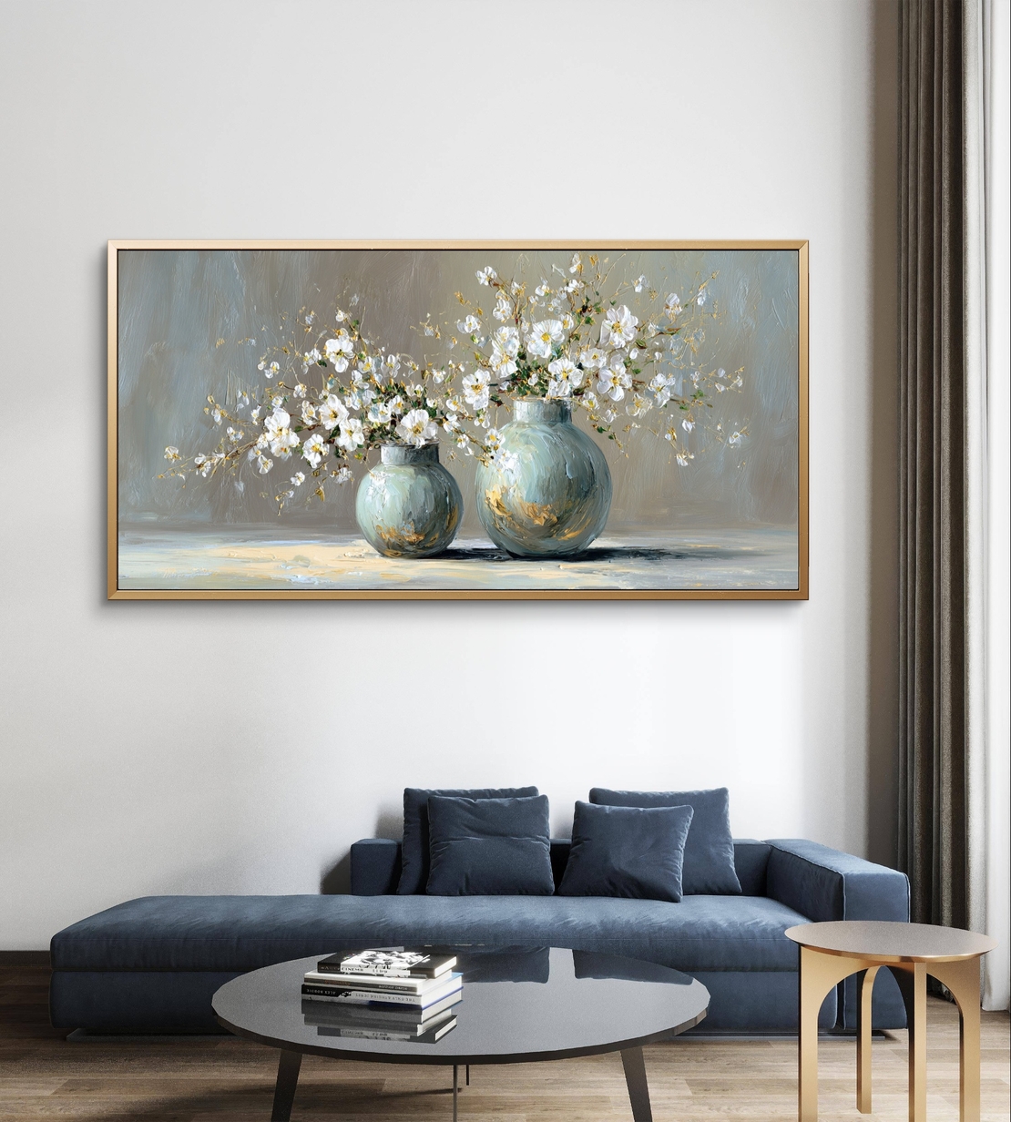 קנבס יוקרתי עם אגרטלים בגווני תכלת וזהב ופרחים לבנים, מראה נקי ומודרני