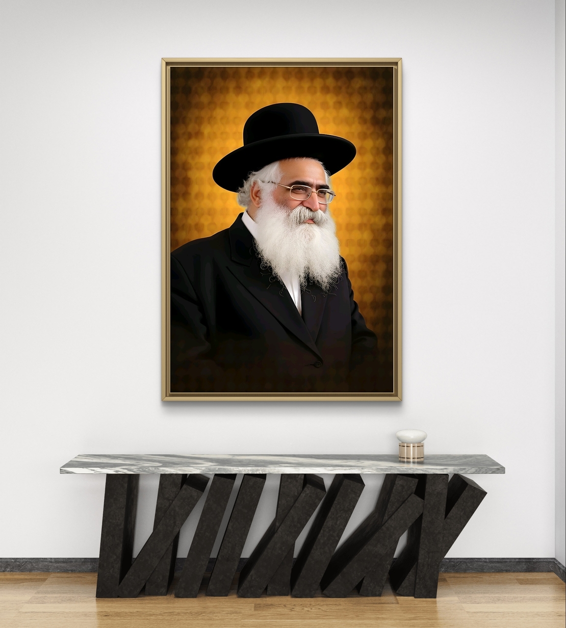 תמונת קנבס של רב יהודי מכובד עם זקן לבן וכובע שחור, עומד על רקע זהוב מעוטר, מקרינה רוחניות וחום.