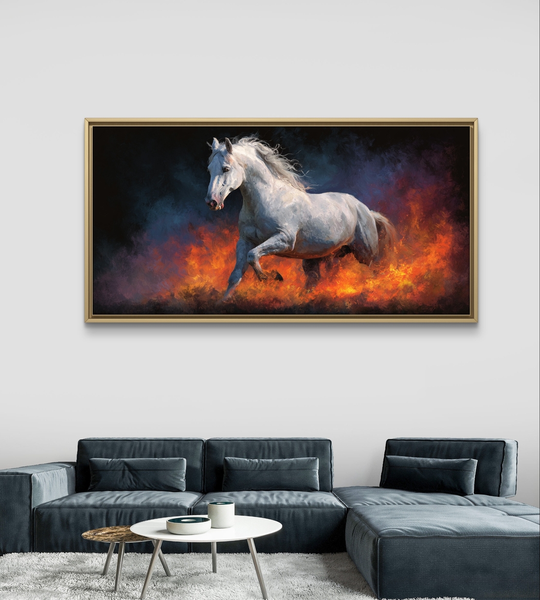תמונת קנבס לסלון – סוס לבן דוהר בתוך להבות כתומות על רקע כהה, פורמט רוחבי