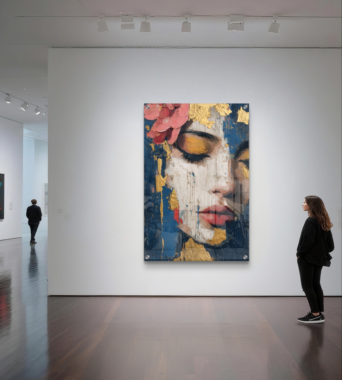 תמונת זכוכית עם דמות נשית בעיניים עצומות, טקסטורות זהב וגווני כחול בעיצוב אמנותי, רגוע ויוקרתי לקיר הבית