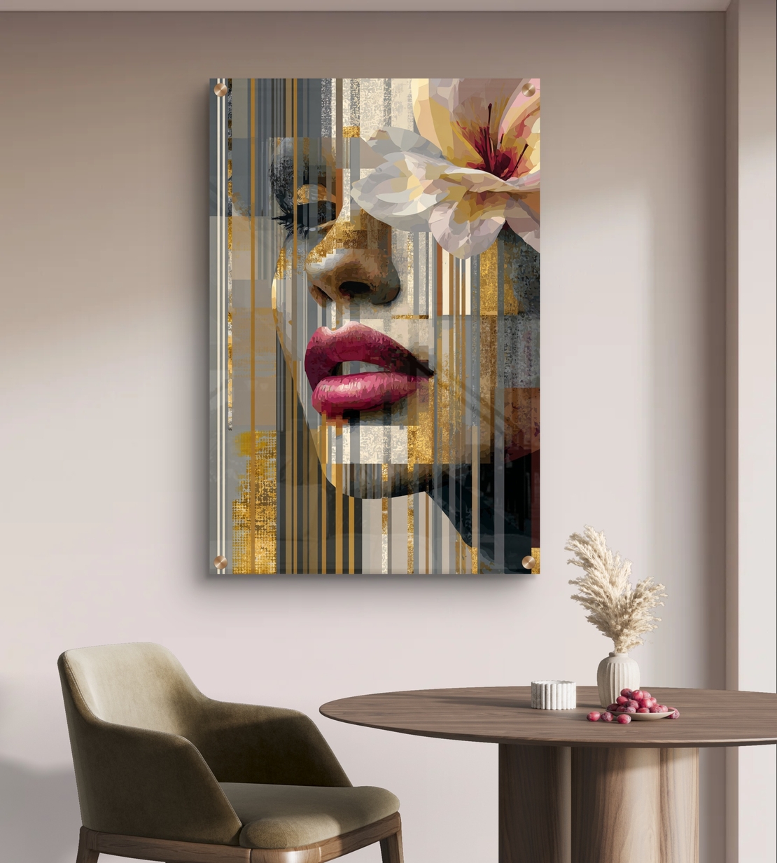 תמונת זכוכית בהדפסה חלקה של דיוקן נשי מופשט עם פרח בהיר, קווים אנכיים ושכבות צבע בגווני זהב, אפור ושחור.