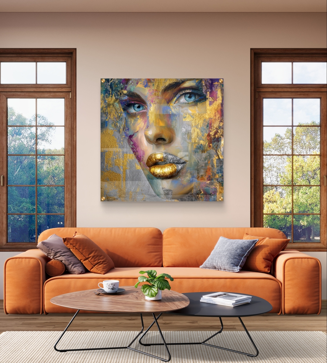 תמונת זכוכית מרובעת של דיוקן נשי עם מבט כחול ושפתיים זהובות בעיצוב אבסטרקטי יוקרתי