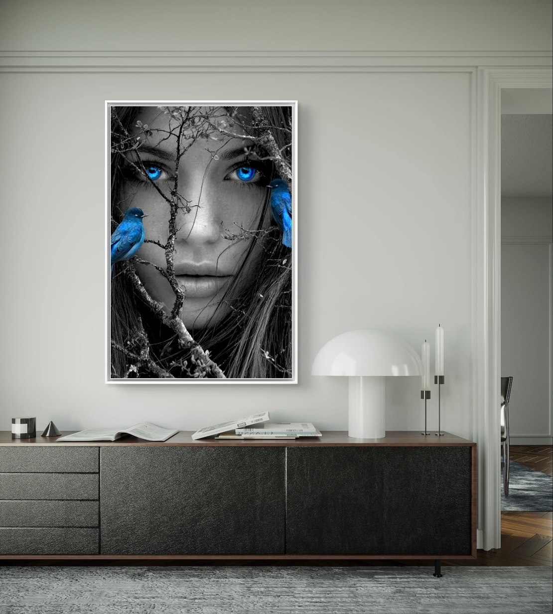 מבט כחול בין ענפים – תמונת קנבס דרמטית בשחור לבן וכחול | DX5115