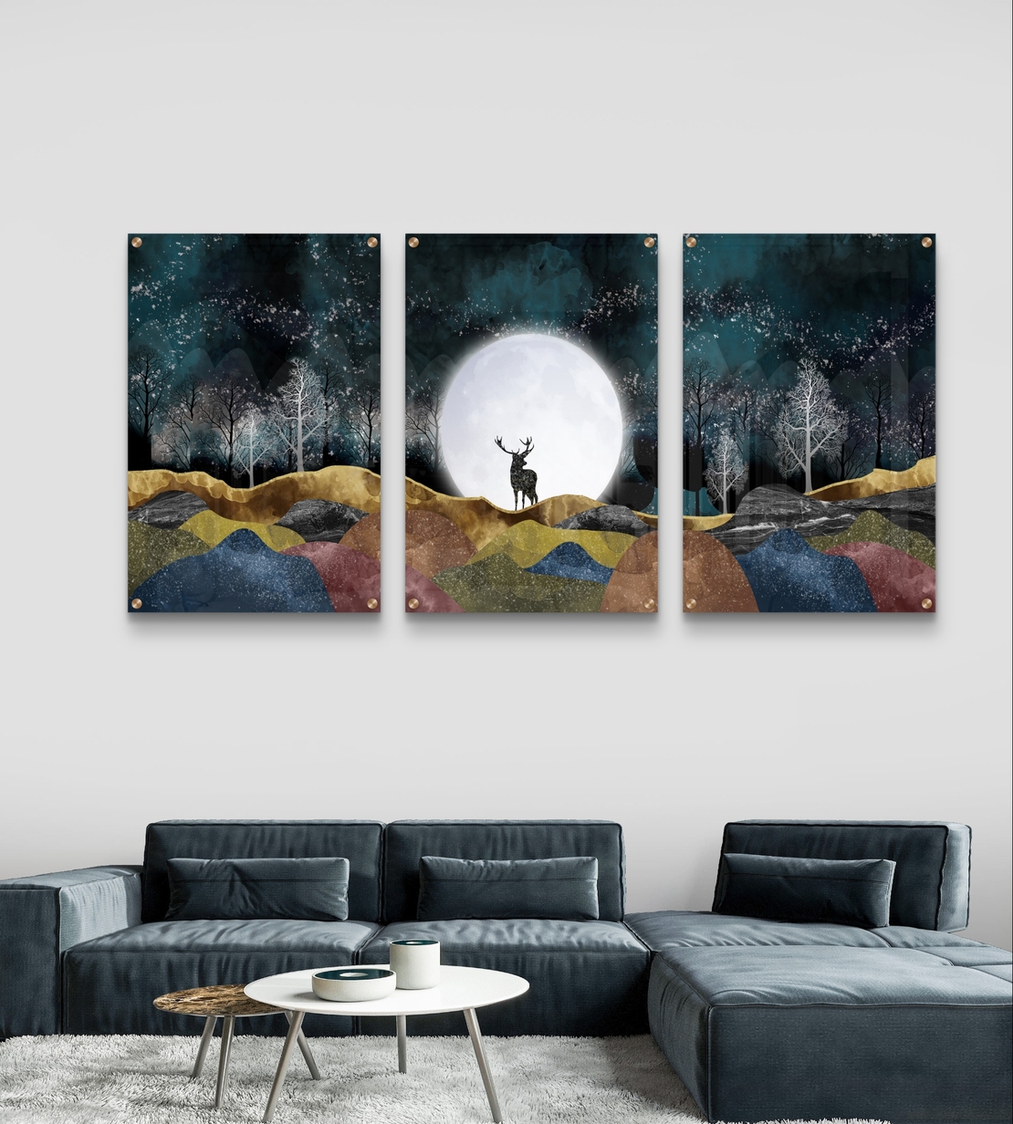 שלישיית תמונות זכוכית עם ירח מלא ואייל בנוף טבעי בגווני כחול וזהב, בעיצוב יוקרתי ומרגיע לסלון
