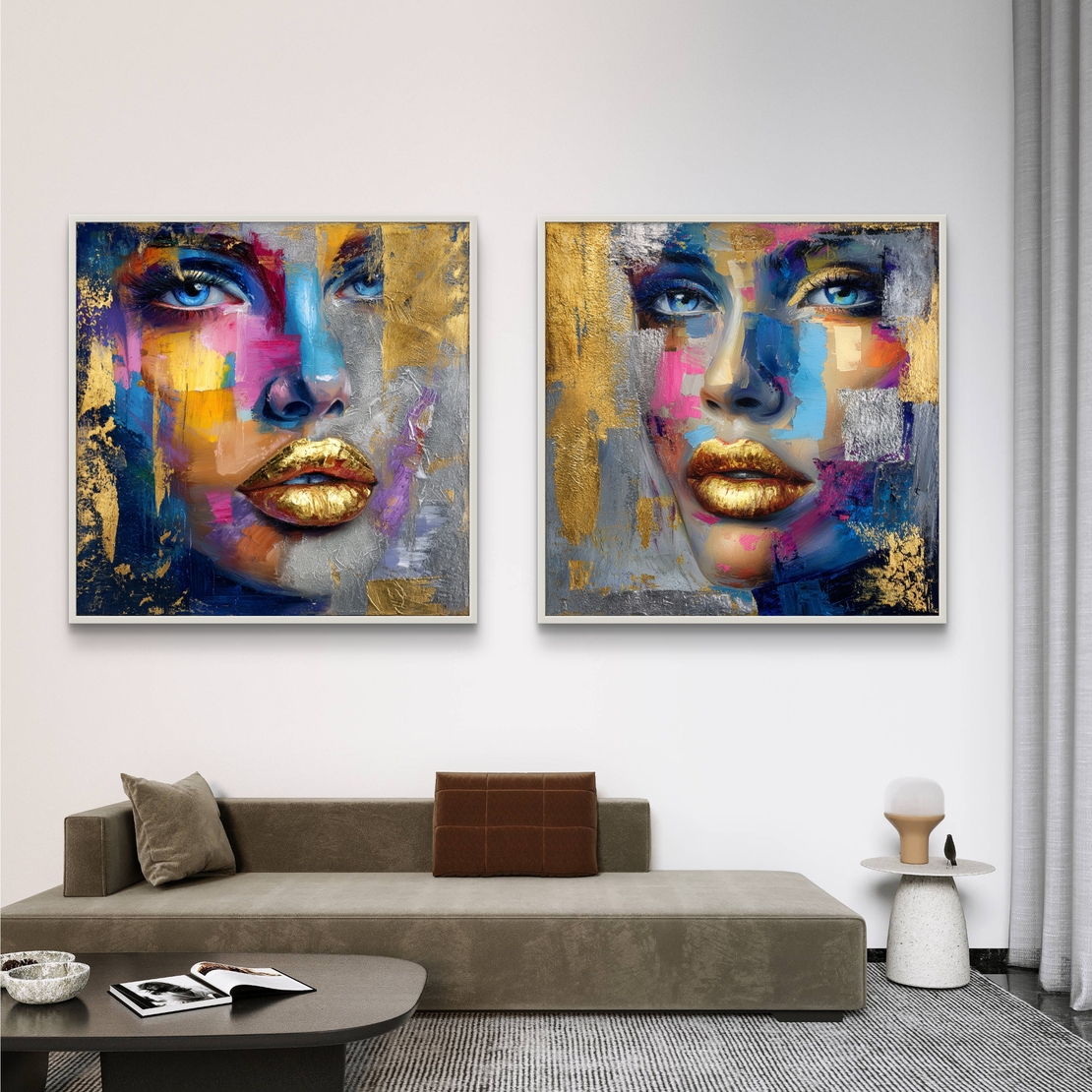 זוג תמונות קנבס מרובעות של דיוקן נשי צבעוני עם שפתיים מוזהבות, בהדפסה חלקה לעיצוב קיר מודרני ויוקרתי.