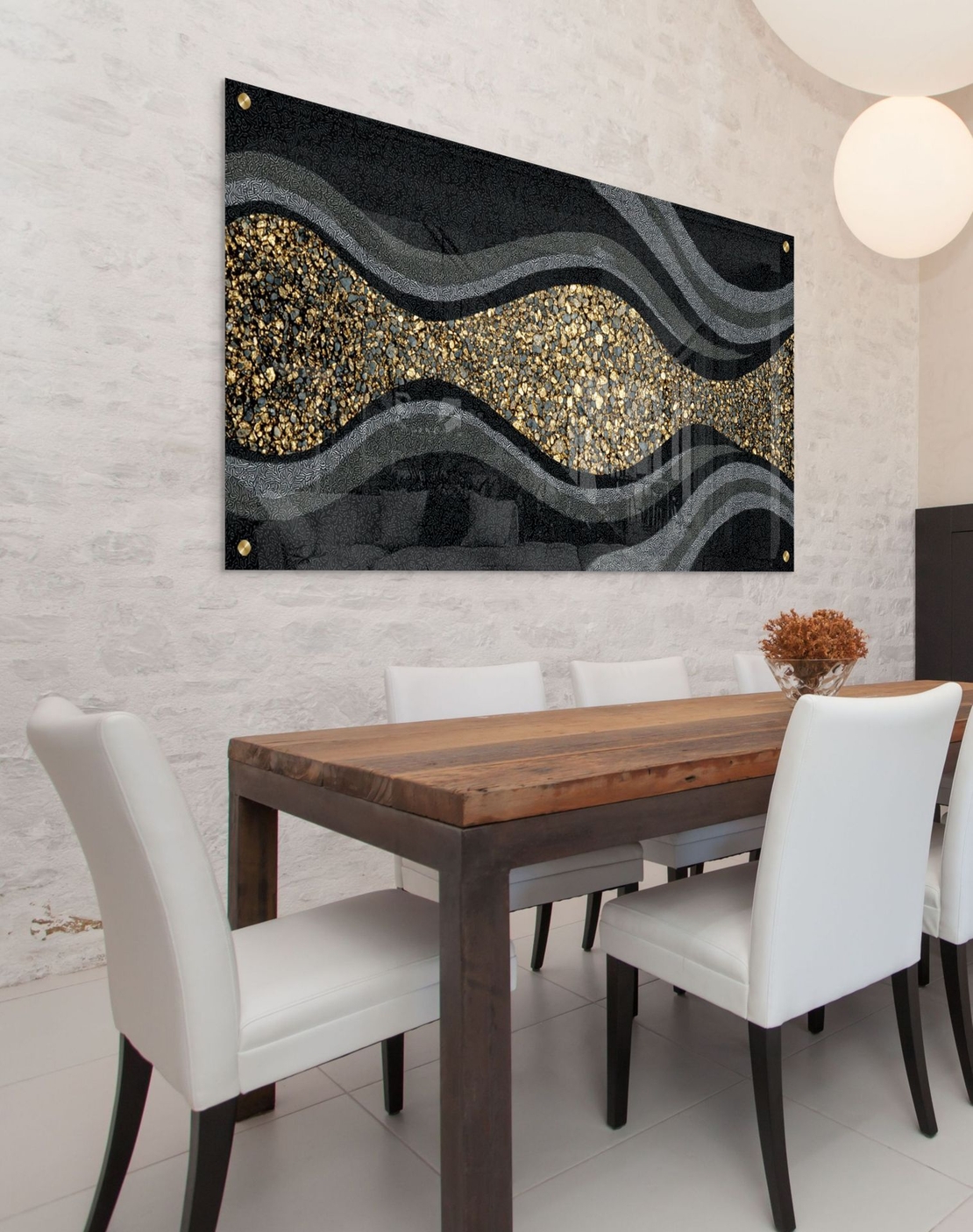 תמונת זכוכית רוחבית בגווני שחור ואפור עם מסלול אבני זהב מעוצב – תכשיט לבית